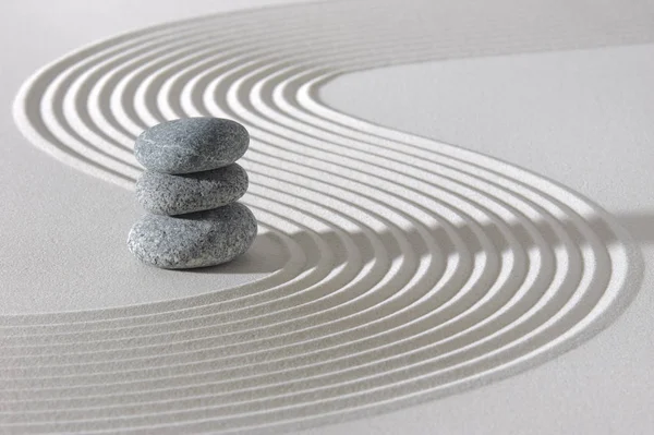 Japanska zen-trädgård med staplade stenar i vit sand — Stockfoto
