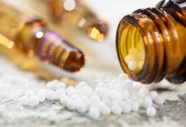 Альтернативна медицина та терапія з гомеопатичними та трав'яними таблетками — стокове фото