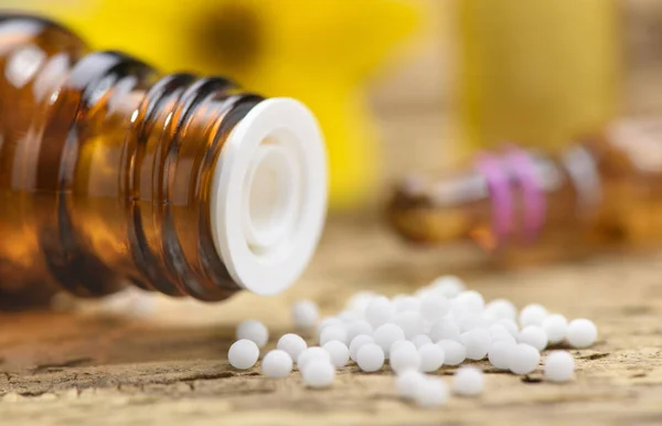 Medicina alternativa e terapia com pílulas homeopáticas e de ervas — Fotografia de Stock