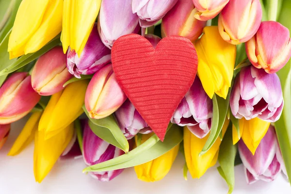 Racimo Tulipanes Coloridos Con Corazón Espacio Copia — Foto de Stock