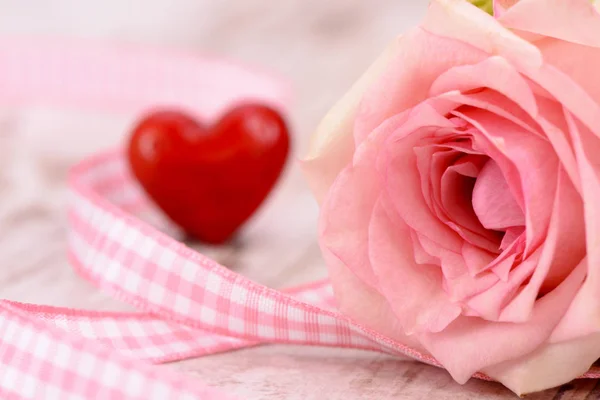 Ημέρα Του Αγίου Βαλεντίνου Στην Ρομαντική Σχέση Τριαντάφυλλο Και Καρδιά — Φωτογραφία Αρχείου