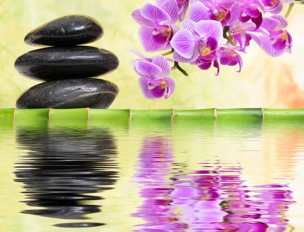 Jardim Zen Japonês Com Pedras Empilhadas Espelhando Água — Fotografia de Stock