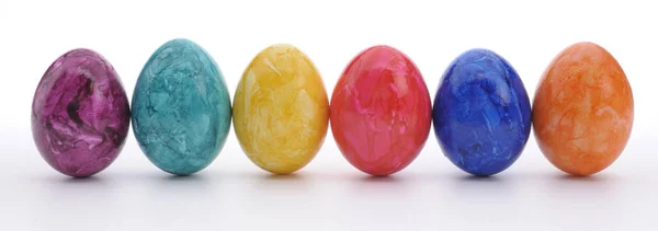 Huevos de Pascua aislados y pintados en fila — Foto de Stock
