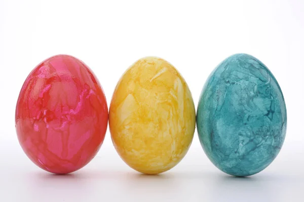 Három elkülönített és festett húsvéti tojás egy sorban — Stock Fotó