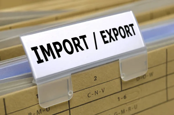 Import - export afgedrukt op de top van bestandsmap met documenten binnen — Stockfoto