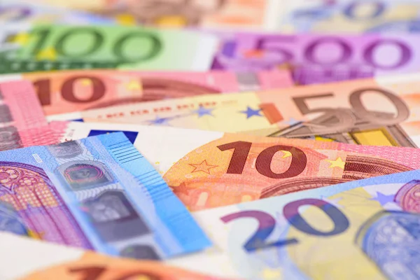 Grupo de muchos billetes en euros colocados en la mesa —  Fotos de Stock