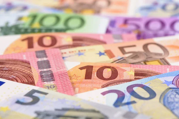 Gruppe vieler Euro-Banknoten liegt auf dem Tisch — Stockfoto