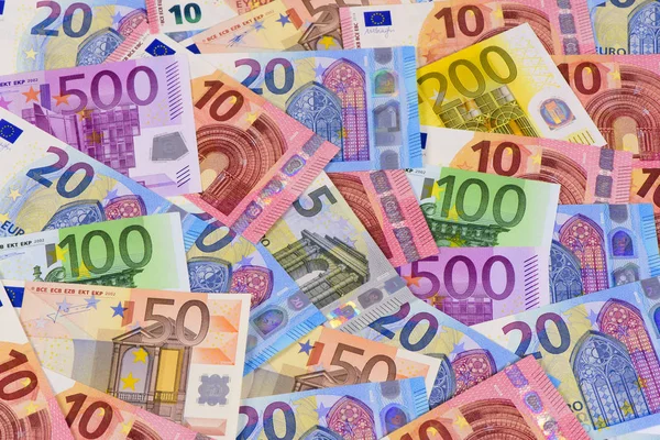 テーブルの上に敷設する多くのユーロ紙幣のグループ — ストック写真