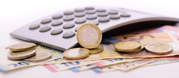 Eurovalutan med sedlar, kalkylator och mynt — Stockfoto