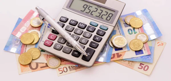 Moeda em euros com notas, calculadoras e moedas — Fotografia de Stock