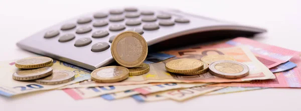 Eurovaluta calculator, bankbiljetten en munten — Stockfoto