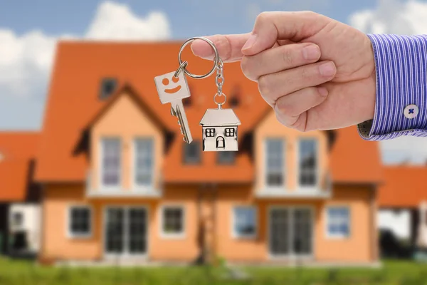Kulcs ingatlanközvetítő ajánlatként kezében új lakóotthon — Stock Fotó