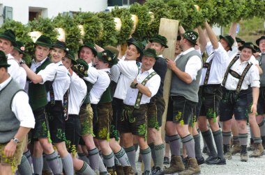  Bavyera'da özel 1 Mayıs direği kas gücü ile dekore edilmiş bir ağaç ve geleneksel giyim birçok yardımcıları ayarlamak için