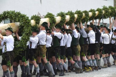  Bavyera'da özel 1 Mayıs direği kas gücü ile dekore edilmiş bir ağaç ve geleneksel giyim birçok yardımcıları ayarlamak için