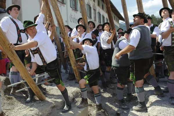 Costume Baviera Maio Para Configurar Uma Árvore Decorada Como Maypole — Fotografia de Stock