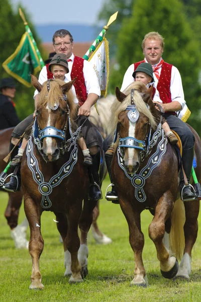 Ogni anno a Whitsun si svolge una processione di cavalli cattolici con molti cavalieri in costume tradizionale a Koetzting, Baviera, Germania — Foto Stock