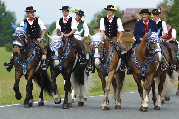 Každý rok svatodušních svátků katolické koně průvod s mnoha jezdci v tradičních lidových krojích se odehrává v Koetzting, Bavorsko, Německo — Stock fotografie