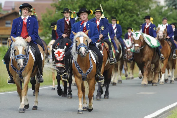 Ogni anno a Whitsun si svolge una processione di cavalli cattolici con molti cavalieri in costume tradizionale a Koetzting, Baviera, Germania — Foto Stock