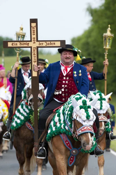 Todos os anos em Whitsun uma procissão de cavalo católico com muitos cavaleiros em traje tradicional ocorre em Koetzting, Baviera, Alemanha — Fotografia de Stock