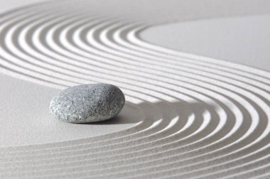  Japon zen bahçesi. Kumda taş var.