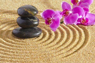 Japon Zen bahçesi ile dokulu kum içinde yığılmış taşlar