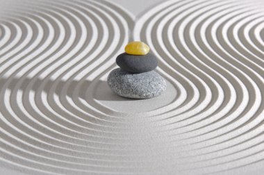 Japon Zen bahçesi ile dokulu kum içinde yığılmış taşlar