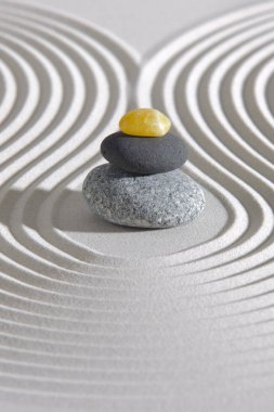 Japon Zen bahçesi ile dokulu kum içinde yığılmış taşlar