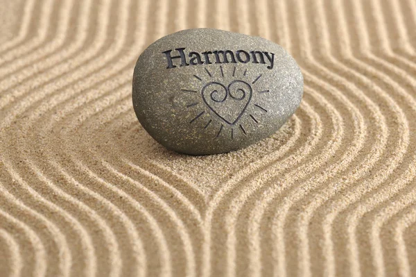 Japanska Zen garden med sten av harmoni i texturerat sand — Stockfoto