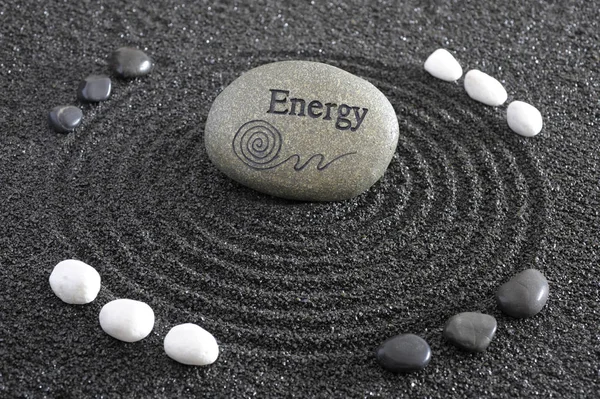 Japanischer Zen-Garten mit Stein der Energie im texturierten Sand — Stockfoto