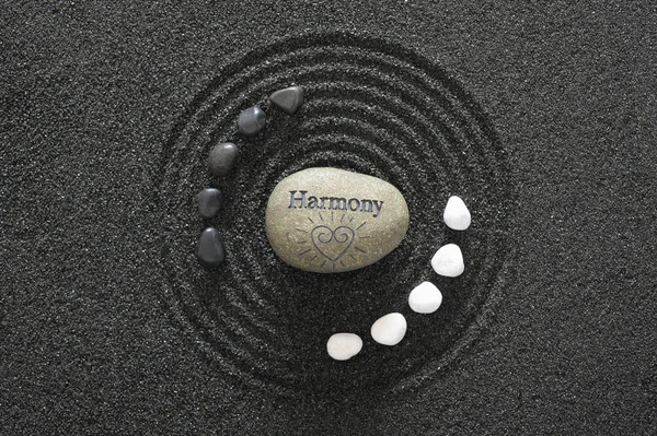 Japanska Zen garden med yin och yang stenar och harmoni i text — Stockfoto