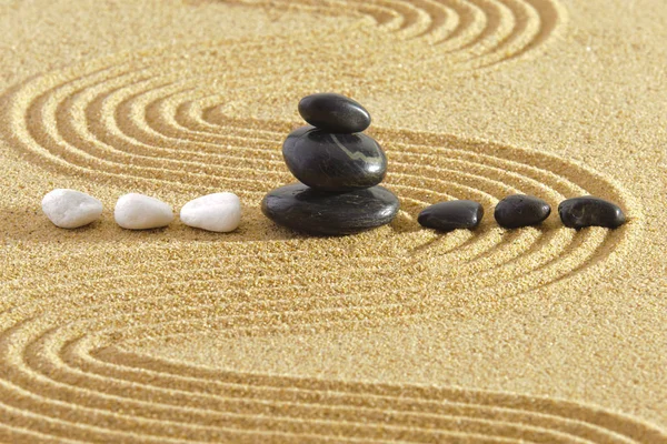 Jardin zen japonais avec pierres empilées dans du sable texturé — Photo