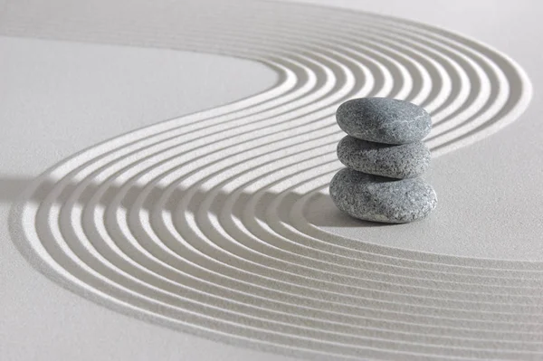 Jardín Zen japonés con piedras apiladas en arena texturizada —  Fotos de Stock