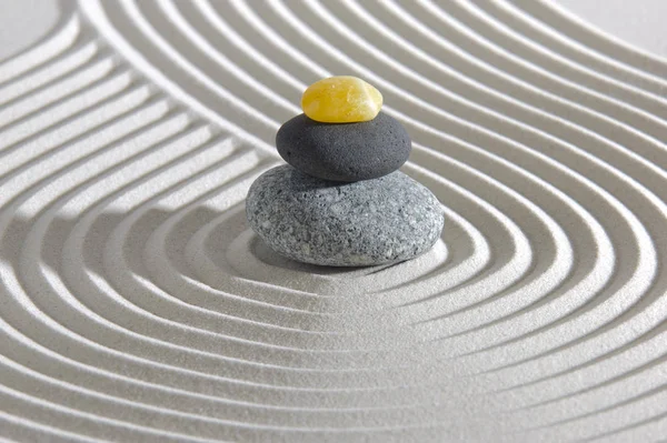 Japanischer Zen-Garten mit gestapelten Steinen in strukturiertem Sand — Stockfoto