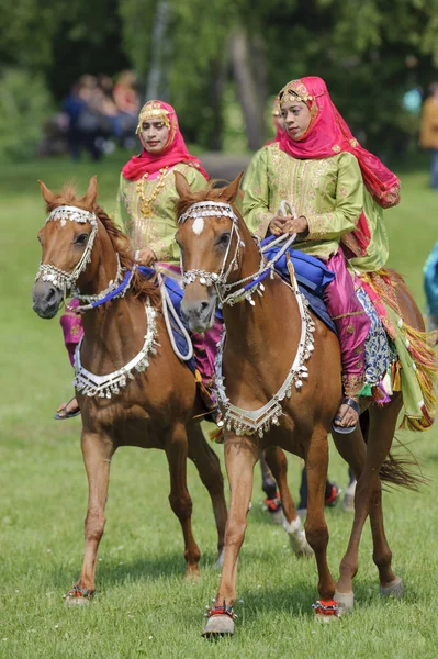 Členové arabských zobrazit skupinu "Královské kavalerie Omán" jezdit v m — Stock fotografie