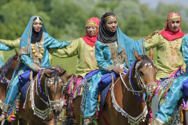Membros do grupo de show árabe "Cavalaria Real de Omã" passeio em m — Fotografia de Stock