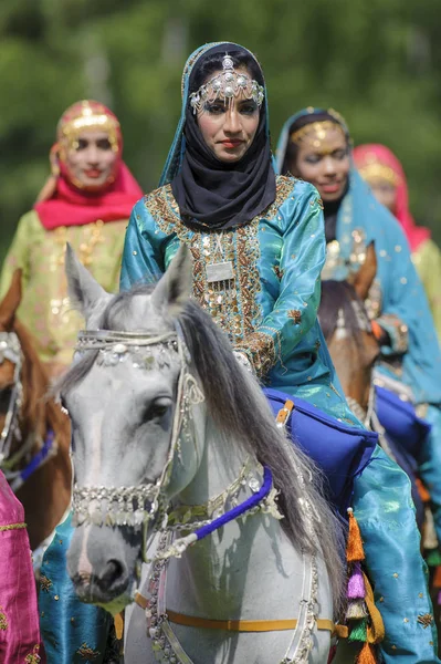 Membros do grupo de show árabe "Cavalaria Real de Omã" passeio em m — Fotografia de Stock