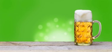  büyük bardak Bavyera lager bira ile dolu görünümüne geniş açı