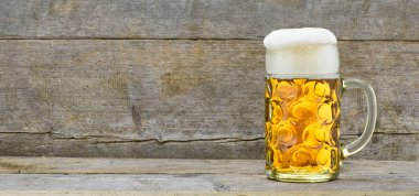 büyük cam üzerinde Bavyera lager bira ile dolu görünümüne geniş açı 