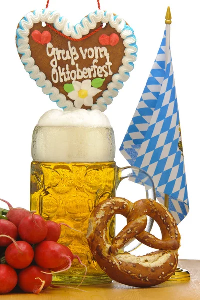 Μεγάλο ποτήρι γεμάτο με Bavarian lager μπύρα και σνακ για τη μπύρα γὰρ — Φωτογραφία Αρχείου