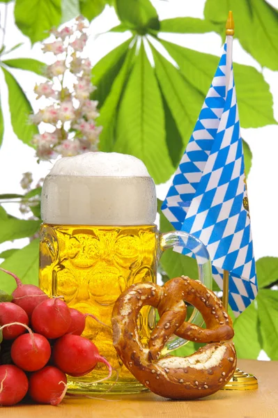 Velké sklo, naplněné Bavorský ležák pivo a občerstvení pro pivo gar — Stock fotografie