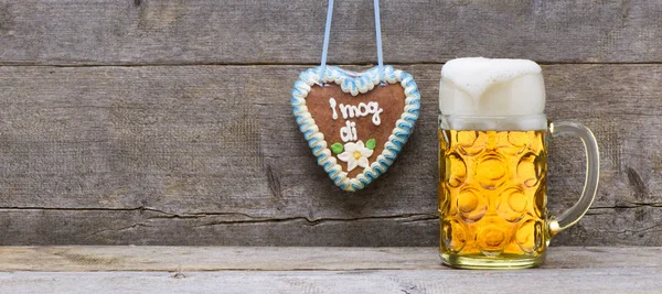 Geniş büyük cam ile Bavyera lager bira dolu için görüş açı bir — Stok fotoğraf