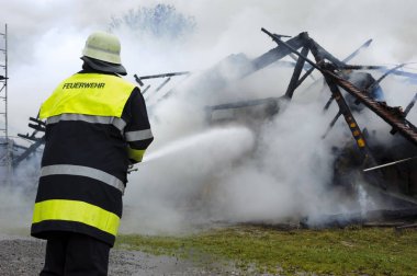 eylem Bavaria, Almanya için yanan çiftlik evinde yangın söndürme