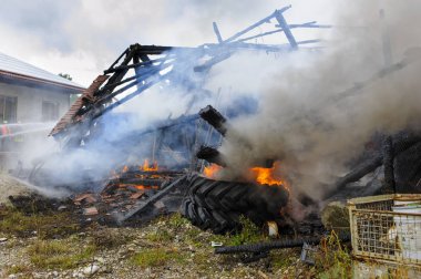 eylem Bavaria, Almanya için yanan çiftlik evinde yangın söndürme
