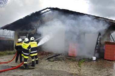 eylem Bavaria, Almanya için yanan çiftlik evinde yangın söndürme