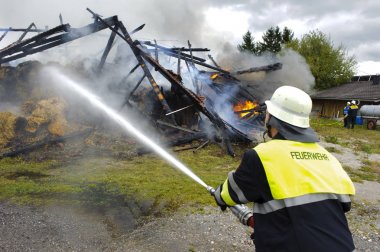 eylem Bavaria, Almanya için yanan çiftlik evinde yangın söndürme