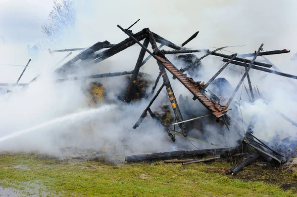 Feuerwehr im Einsatz bei brennendem Bauernhaus in Bayern — Stockfoto