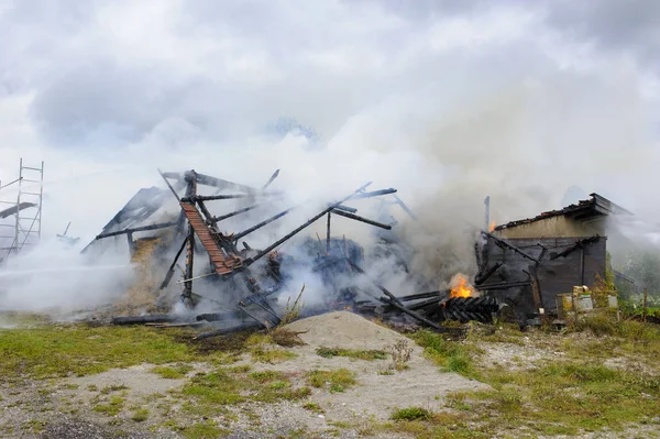 Feuerwehr im Einsatz bei brennendem Bauernhaus in Bayern — Stockfoto