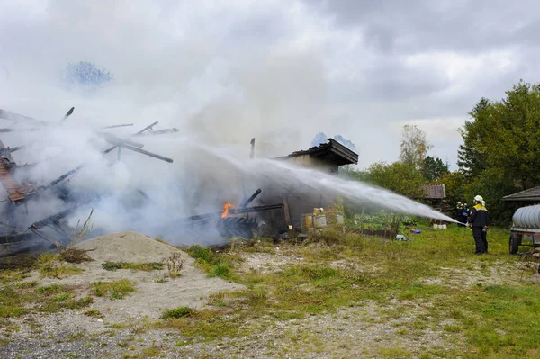 Feuerwehr im Einsatz bei brennendem Bauernhaus in Bayern — Stockfoto