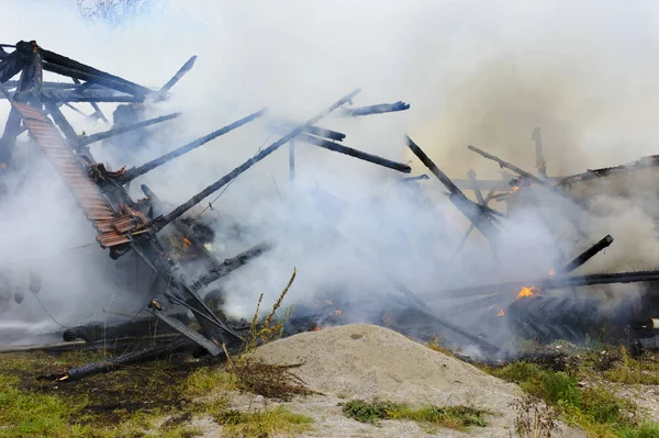 Пожарная бригада в действии на горящем фермерском доме в Баварии, Германия — стоковое фото