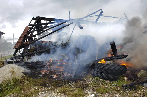 Feuerwehr im Einsatz bei brennendem Bauernhaus in Bayern — Stockfoto